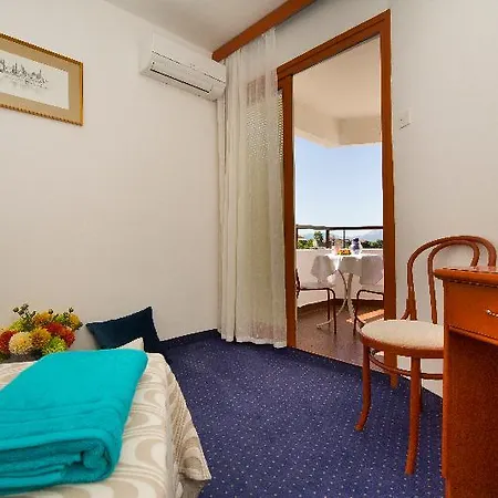 Laguna Hotel 2*